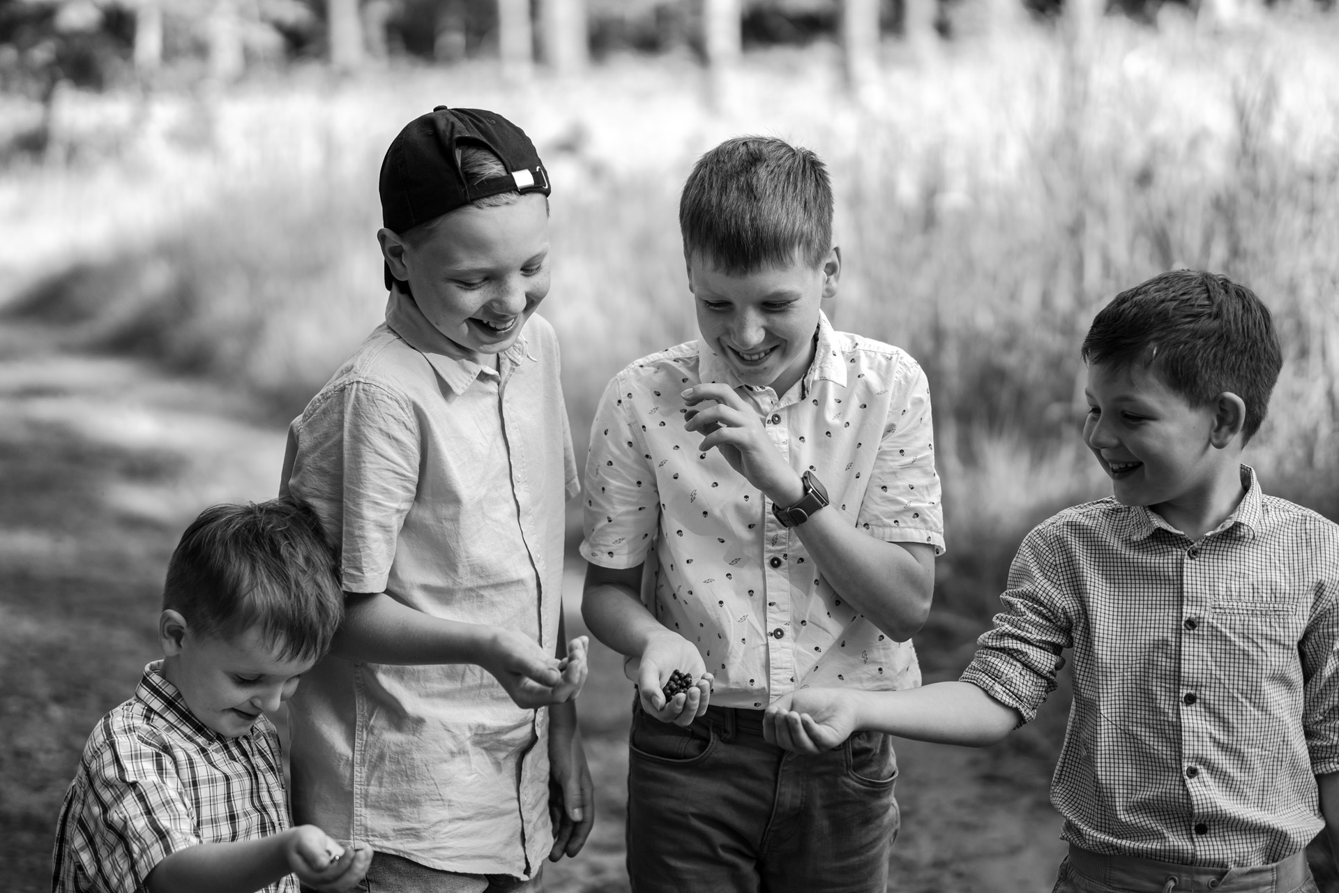 Chlapci v letních košilích se smějí a sdílejí okamžik radosti.